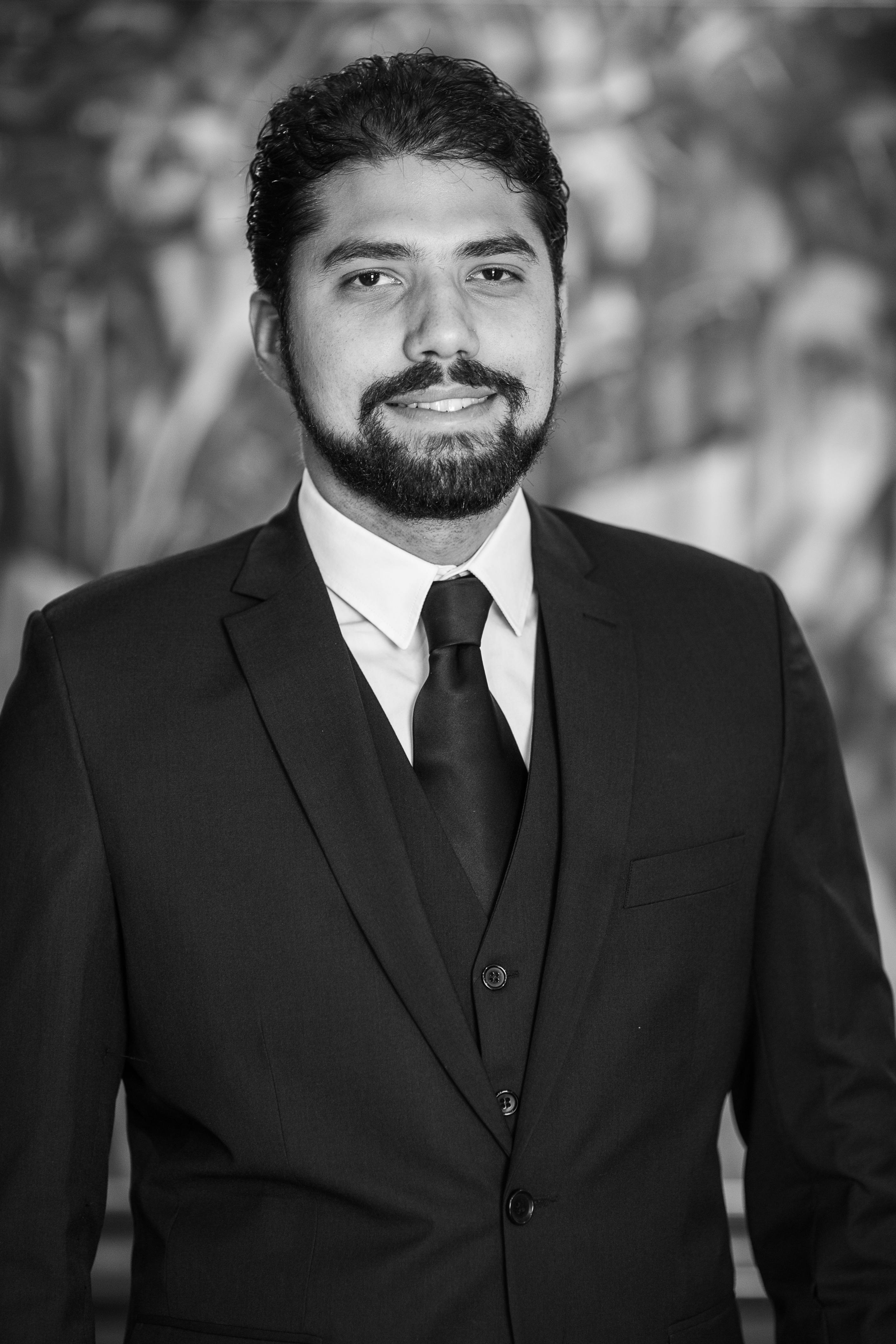 Advogado experiente usando terno escuro, expressão séria, iluminação dramática e estilo editorial sofisticado